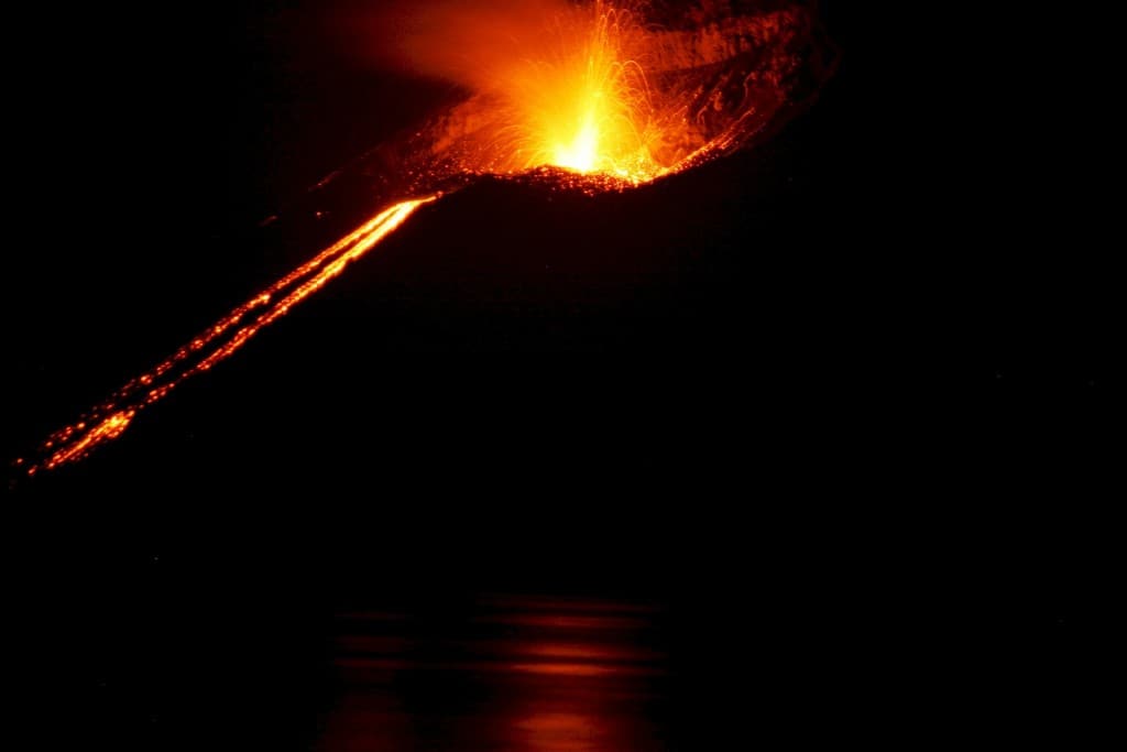 volcano-609104_1920